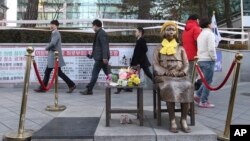 Une statue symbolisant les esclaves sexuels du temps de la guerre, placée devant l’ambassade du Japon à Séoul, Corée du Sud, 28 décembre 2015.