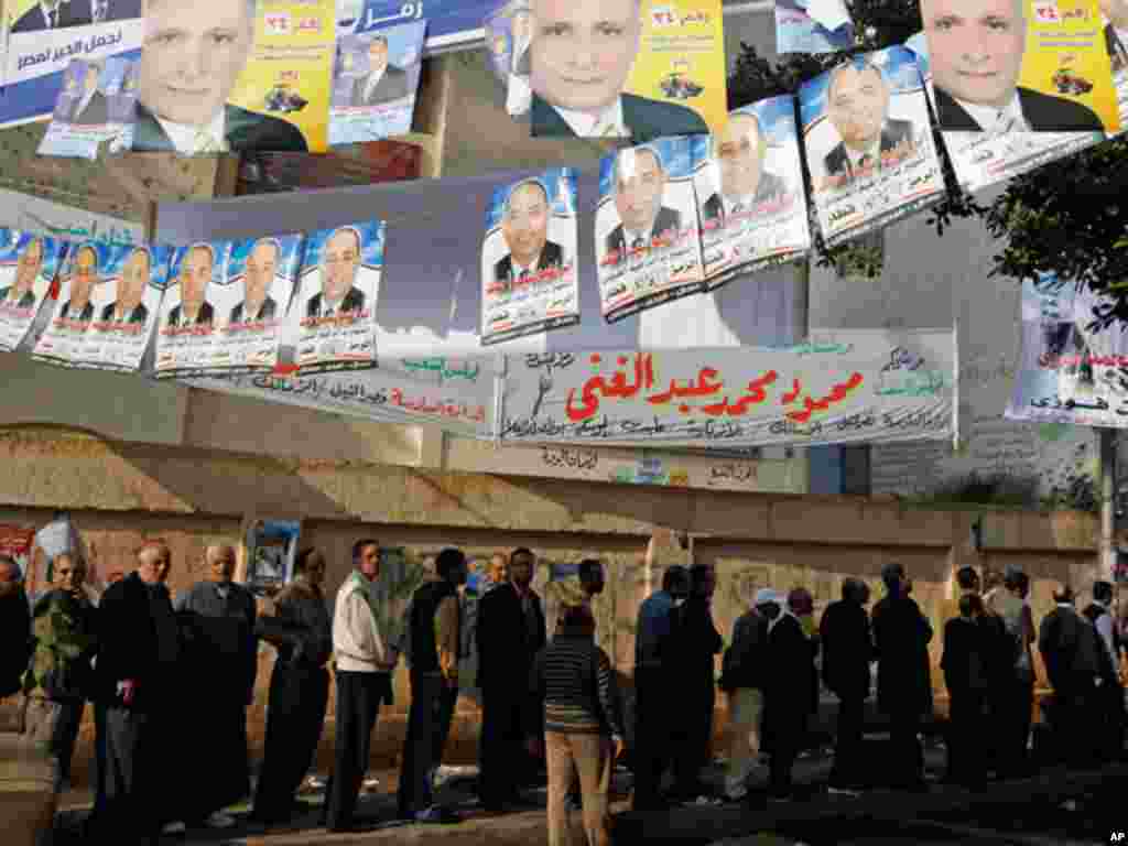 Crowds outside a Cairo polling station. (Reuters)