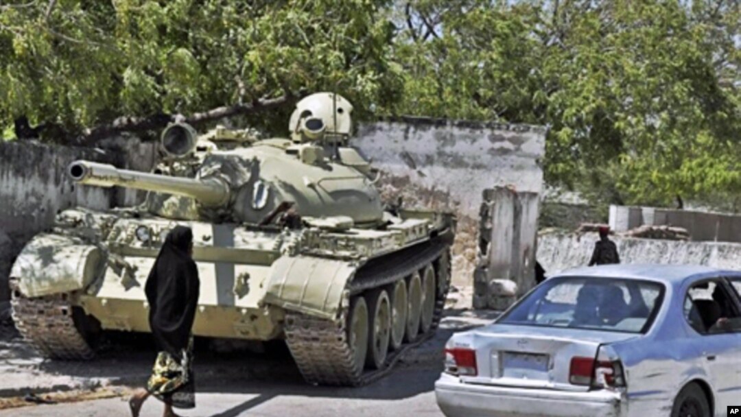 An African Union peacekeeping forces tank takes up a position near Mogadishu's State House as Pres. Sheikh Sharif Ahmed's Somali government commemorates the 1st anniversary under his rule (File)
