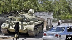 An African Union peacekeeping forces tank takes up a position near Mogadishu's State House as Pres. Sheikh Sharif Ahmed's Somali government commemorates the 1st anniversary under his rule (File)