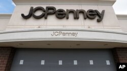 En esta imagen del 8 de mayo de 2020 se ve una tienda J.C. Penney cerrada en Roseville, Michigan. 