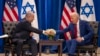 Presiden AS Joe Biden (kanan) menjabat tangan Perdana Menteri Israel Benjamin Netanyahu ketika mereka bertemu di sela Sidang Majelis Umum PBB ke-78 di New York, pada 20 September 2023. (Foto: AFP/Jim Watson)