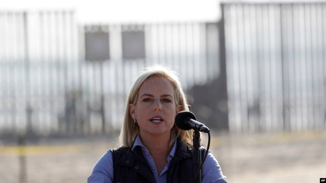 Menteri Keamanan Dalam Negeri Amerika DHS Kirstjen Nielsen, di depan pagar perbatasan yang memisahkan Tijuana (Mexico) dengan San Diego (AS), 20 November 2018. (Foto: dok).