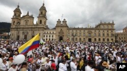 Miles de personas marchan en Bogotá, Colombia, el domingo 20 de enero de 2019, para repudiar el terrorismo. La foto en la plaza Bolívar en la capital colombiana.