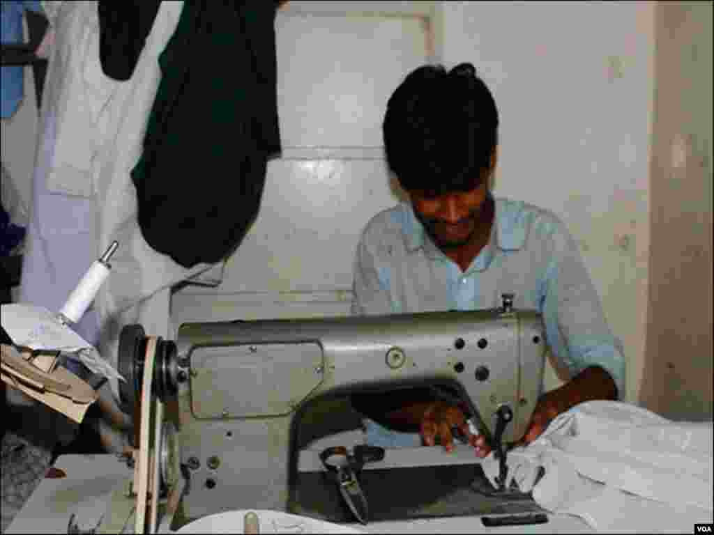 درزیوں کے پاس کام کی زیادتی کے باعث انھوں نے نئے آرڈر لینا بند کردیے ہیں۔