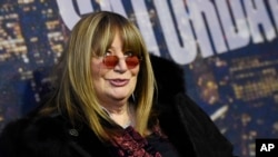 Artis dan sutradara Penny Marshall saat menghadiri Edisi Khusus HUT ke-40 acara Saturday Night Live (SNL) di New York, 15 Februari 2015. (Foto: dok).