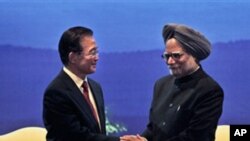 Indian Prime Minister Manmohan Singh, right, shakes hands with Chinese Premier Wen Jiabao in New Delhi, India, Thursday, Dec. 16, 2010.