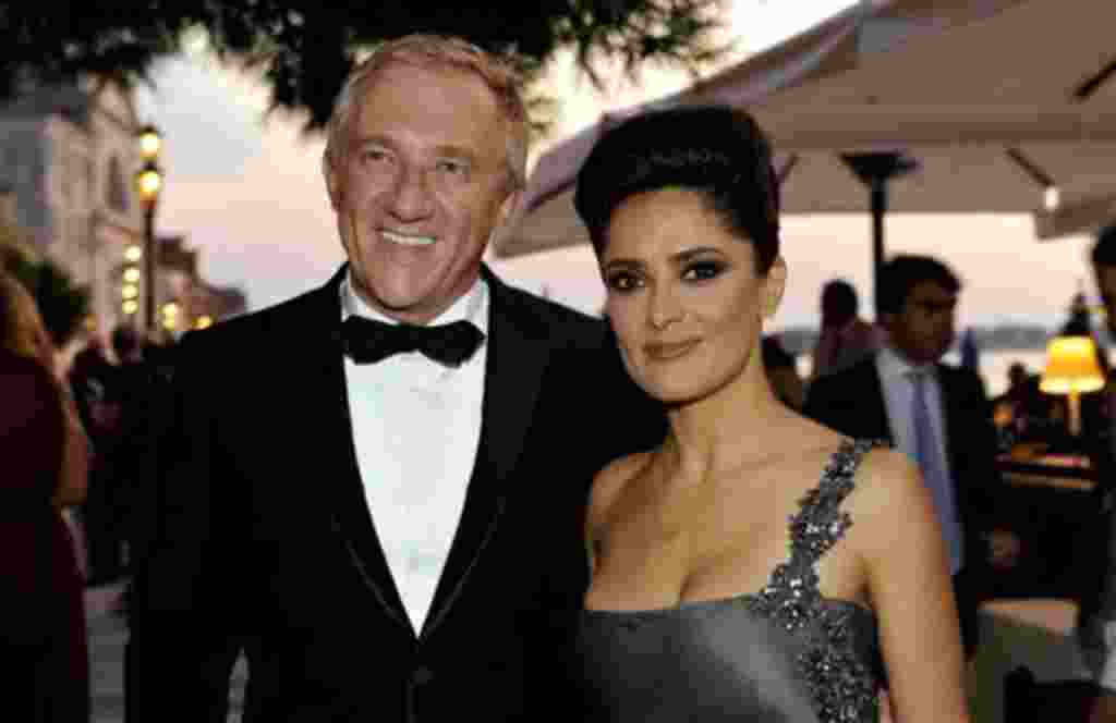 La actriz Salma Hayek y su esposo Francois Henry Pianault llegan al premio Gucci para la Mujer en el Cine en Venecia, Italia.