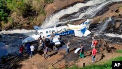 Esta fotografía divulgada por el Cuerpo de Bomberos Militares de Minas Gerais muestra el avión que se estrelló y que transportaba a la cantante brasileña Marilia Mendonca, en el sureste del estado brasileño de Minas Gerais, el viernes 5 de noviembre de 2021. 