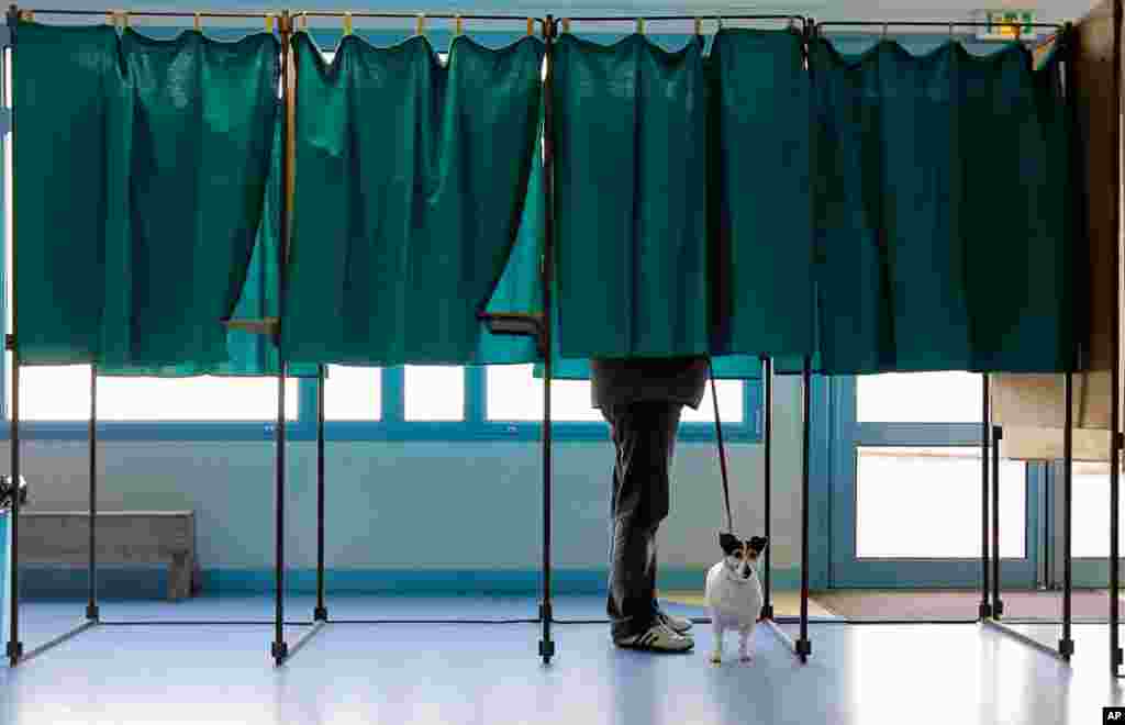 A voter stands in booth in Henin-Beaumont, France, April 22, 2012. (AP)
