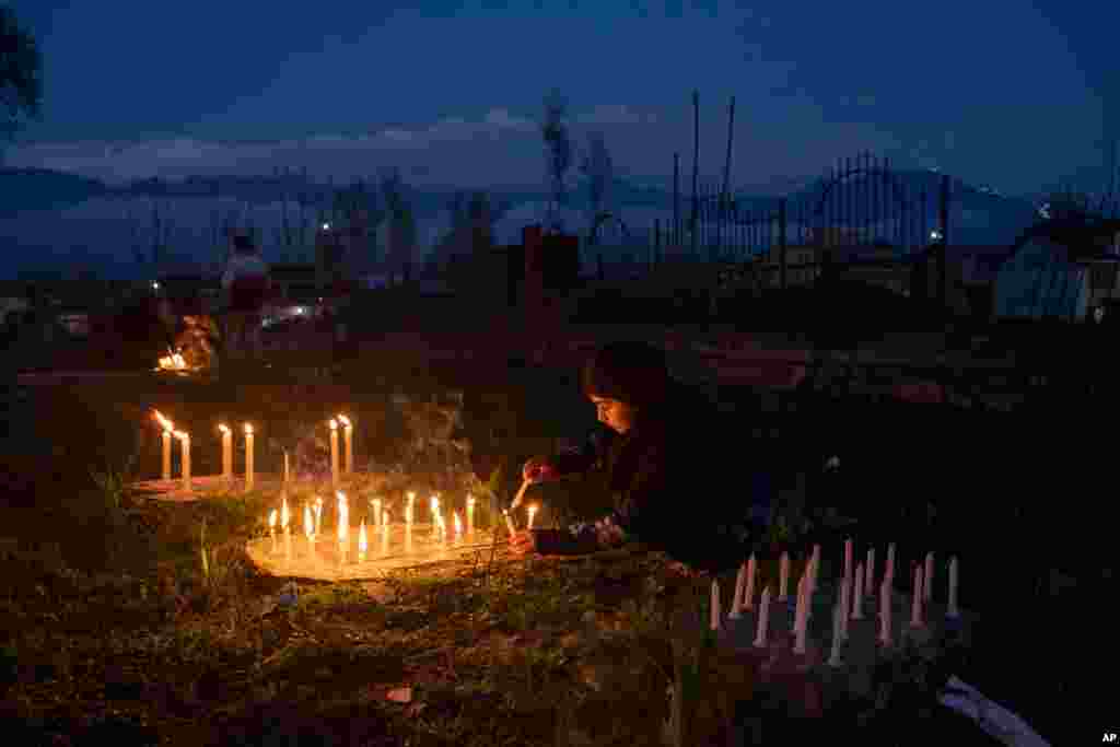 인도령 카슈미르에서 이슬람 축제인 &#39;샤브 에 바라트&#39;를 맞아 한 소녀가 조상의 묘 주변에 촛불을 밝혔다.