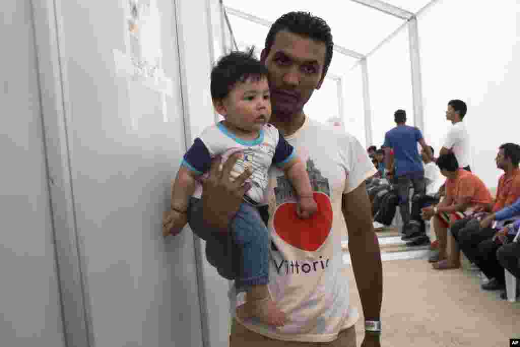 افغانستان اور دنیا کے دیگر تنازع کے شکار ممالک سے ہزاروں تارکین وقت یونان میں عارضی کیمپوں میں مقیم ہیں۔