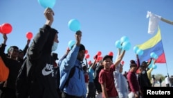 Migrantes venezolanos participan en una protesta pidiendo a las autoridades de EEUU que no apliquen el Título 42 a los venezolanos, cerca de la frontera entre México y EEUU, en Ciudad Juárez, el 6 de noviembre de 2022. REUTERS/Gabriel Barraza 