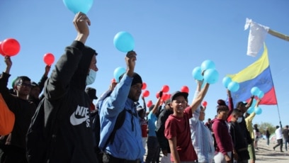 Migrantes venezolanos participan en una protesta pidiendo a las autoridades de EEUU que no apliquen el Título 42 a los venezolanos, cerca de la frontera entre México y EEUU, en Ciudad Juárez, el 6 de noviembre de 2022. REUTERS/Gabriel Barraza 