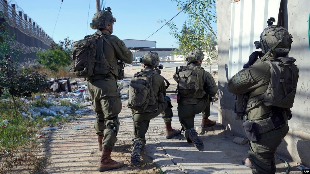 Na fotografiji koju su objavile Izraelske odbrambene snage (IDF) vide se vojnici Izraela tokom operacije u Rafi, na jugu Pojasa Gaze.