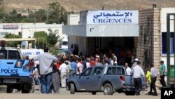 La vue d'une rue à Kasserine près de la frontière avec l'Alagérie