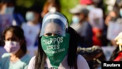 Mujeres participan en una marcha exigiendo el fin de la violencia contra las mujeres y el feminicidio en el país, antes de una protesta por el Día Internacional de la Mujer, en San Salvador, El Salvador, el 7 de marzo de 2021.