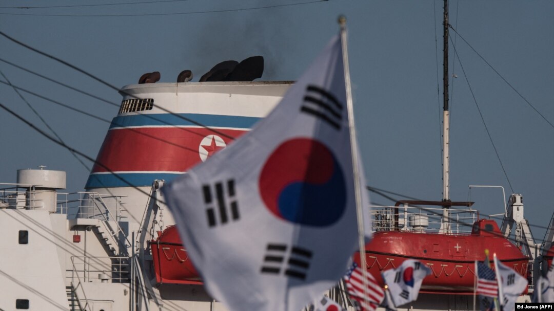 Pemerintah baru Korea Selatan, Kamis (8/9), mengusulkan pertemuan dengan Korea Utara untuk melanjutkan reuni keluarga-keluarga yang terpisah sejak Perang Korea. (Foto: Ilustrasi/AFP/Ed Jones)