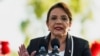 La presidenta de Honduras, Xiomara Castro, pronuncia un discurso durante una ceremonia para conmemorar el Día de la Bandera Nacional, en Tegucigalpa, Honduras, el 1 de septiembre de 2024. REUTERS/Stringer