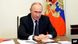 ប្រធានាធិបតី​រុស្ស៊ី​លោក Vladimir Putin ធ្វើ​ជា​ប្រធាន​នៃ​អង្គប្រជុំ​ក្រុមប្រឹក្សាសន្តិសុខ​មួយ​របស់​រុស្ស៊ី តាម​ប្រព័ន្ធ​អនឡាញ​ពី​គេហដ្ឋាន​របស់​លោក​នៅ​ជាយក្រុង​មូស្គូ​ប្រទេស​រុស្ស៊ី កាល​ពី​ថ្ងៃ​ពុធ ទី​១៩ ខែ​តុលា ឆ្នាំ​២០២២។ (Sergei Ilyin, Sputnik, Kremlin Pool Photo via AP)