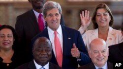 El secretario de Estado de Estados Unidos, John Kerry, aprueba la foto oficial de la 43 Asamblea General de la OEA, en Antigua Guatemala.