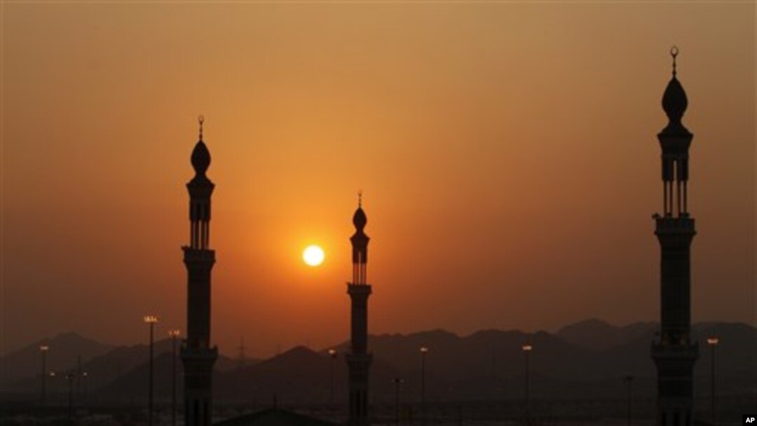 Minaaraddaha masaajidka Namira ee u dhow Maka, Saudi Arabia.