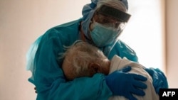 Joseph Varon, doctor de Texas, abraza a un anciano en la Unidad de Cuidados Intensivos que el Día de Acción de Gracias lloraba por querer estar con su esposa. La foto se volvió viral alrededor del mundo.