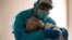 Joseph Varon, doctor en Texas, EE. UU., se hizo famoso por abrazar a un anciano en la Unidad de Cuidados Intensivos que lloraba por querer estar con su esposa.