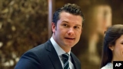 ARCHIVO - Pete Hegseth camina hacia un ascensor para reunirse con el presidente electo Donald Trump en la Torre Trump en Nueva York, el 15 de diciembre de 2016. 