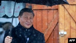 ប្រធានាធិបតី​ចិន​លោក Xi Jinping កាន់ឆ័ត្រ​នៅ​ខាងក្រៅ​ភោជនីយដ្ឋាន​មួយ​នៅ​ក្នុងប្រទេស​បារាំង​កាលពីថ្ងៃទី​៧ ឧសភា​ ឆ្នាំ២០២៤។