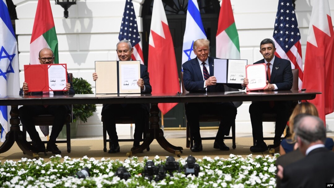 Menteri Luar Negeri UEA Sheikh Abdullah bin Zayed Al Nahyan (kanan) dalam penandatanganan normalisasi hubungan dengan Israel yang dimediasi AS di Gedung Putih (foto: dok). 