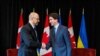 Perdana Menteri Ukraina Denys Shmyhal berjabat tangan dengan Perdana Menteri Kanada Justin Trudeau di Toronto, Ontario, Kanada 11 April 2023. (REUTERS/Carlos Osorio)