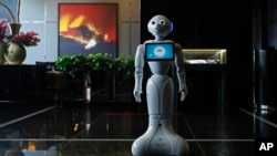 Robot bernama Pepper, di lobby hotel Mandarin Oriental di Las Vegas, 15 November 2017. (AP/John Locher)