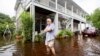 Charles Grainger limpia alrededor de su casa en el distrito histórico de French Quarter Creek mientras las aguas de la inundación de la tormenta tropical Debby retroceden, el 7 de agosto de 2024, en Huger, Carolina del Sur.