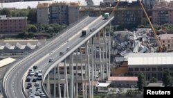 Cầu Morandi Bridge sau khi bị sập ở thành phố cảng Genoa, Ý, ngày 16/8/2018. 