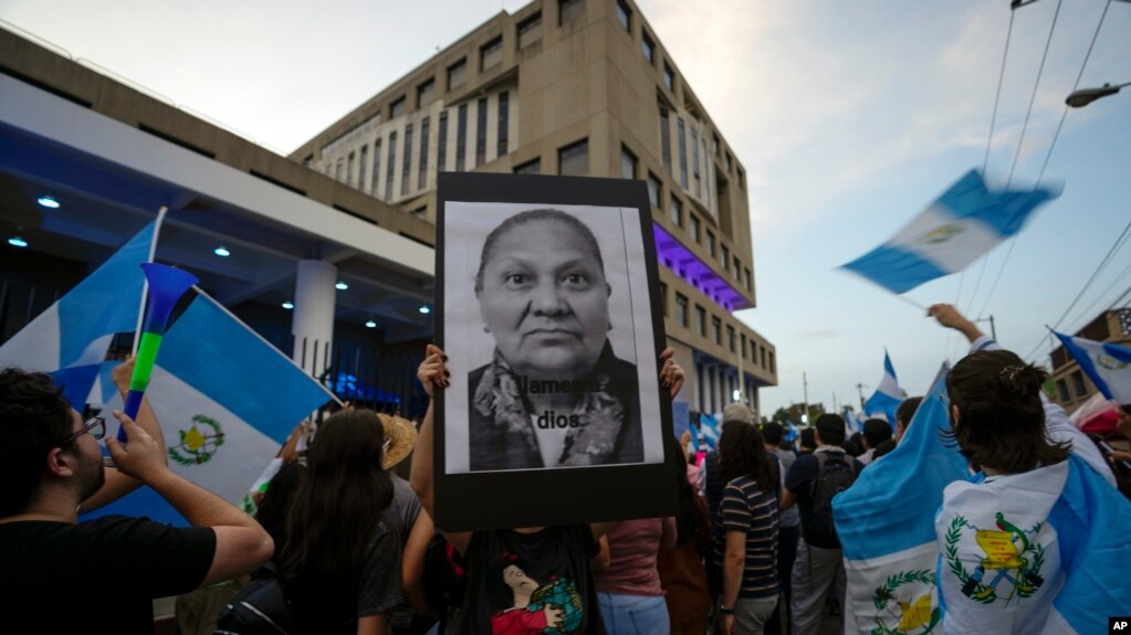 Un grupo de ciudadanos exige la renuncia de la fiscal general de Guatemala, Consuelo Porras, que aparece en el retrato, durante una protesta en Ciudad de Guatemala, el 20 de julio de 2023.