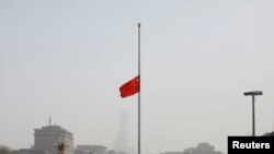 Bendera zapepea nusu mlingoti katika viwanja vya Tiananmen, wakati wananchi wa China wakiomboleza vifo vya wahanga wa virusi vya corona, mjini Beijing, China, Aprili 4, 2020. 