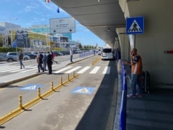 With few arriving passengers at Rome’s airport, taxi and limousine drivers are disconsolate. (Jamie Dettmer/VOA)