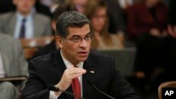 Fiscal General de California, Xavier Becerra, responde preguntas de legisladores durante su audiencia de confirmación. Enero 10, 2017.