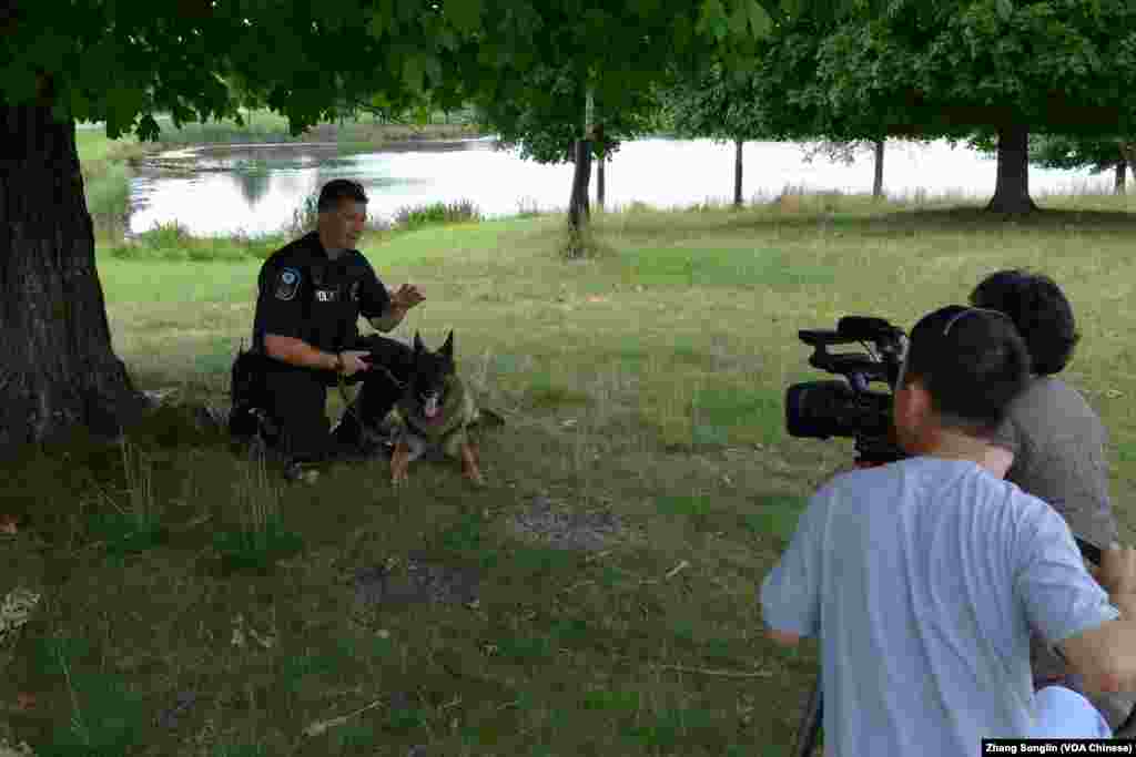 马歇尔警士和警犬Boomer接受采访