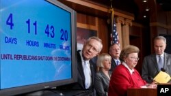 El presidente del Senado, Harry Reid y otros demócratas observan cronómetro regresivo hacia el cierre del gobierno.