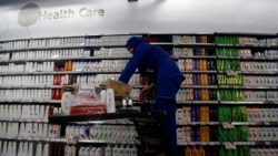 FILE: Seorang karyawan PT Unilever Indonesia menata rak produk kesehatan di supermarket Foodmart Fresh di Jakarta, Indonesia, 31 Oktober 2016. (Beawiharta/Foto Arsip/REUTERS)