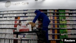 FILE: Seorang karyawan PT Unilever Indonesia menata rak produk kesehatan di supermarket Foodmart Fresh di Jakarta, Indonesia, 31 Oktober 2016. (Beawiharta/Foto Arsip/REUTERS)