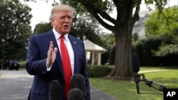 El presidente Donald Trump habla con periodistas en el Jardín Sur de la Casa Blanca, antes de partir para un mitin de campaña en Cincinnati, el 1 de agosto de 2019.
