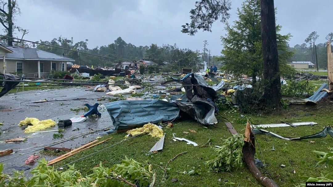 Sebuah jalan di East Brewton, Alabama dipenuhi puing-puing setelah Badai Claudette melanda negara bagian itu, Sabtu, 19 Juni 2021. (Foto: Alicia Jossey via AP)