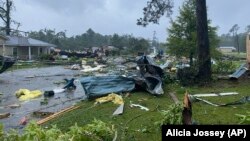 Sebuah jalan di East Brewton, Alabama dipenuhi puing-puing setelah Badai Claudette melanda negara bagian itu, Sabtu, 19 Juni 2021. (Foto: Alicia Jossey via AP)