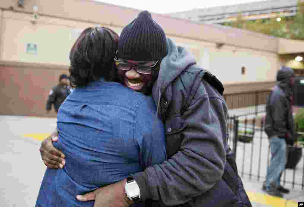 Darryl Hamlett memeluk tunangannya, Beverly Conners, saat ia turun bus dari New York untuk menghabiskan libur Thanksgiving di Atlanta (23/11). (AP/David Goldman)