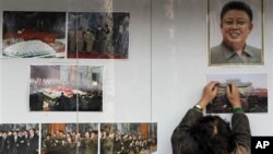 Foto mendiang Kim Jong Il di luar Kedubes Korut di Beijing. Tiongkok berada di posisi sulit karena sekutunya, Korut bersikeras meluncurkan roket (foto: dok).