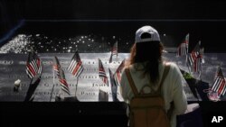 '뉴욕 9/11 추모관'을 방문한 추모객이 추모비에 새겨진 희생자들의 이름을 살펴보고 있다.