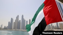 Bendera UEA berkibar di atas kapal di Dubai. (Foto: Reuters)